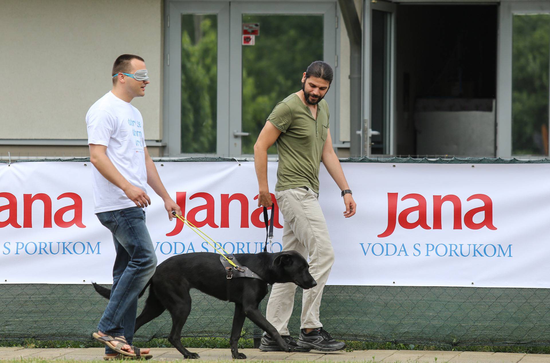 Jana „Voda s porukom“ nastavlja donacijski program