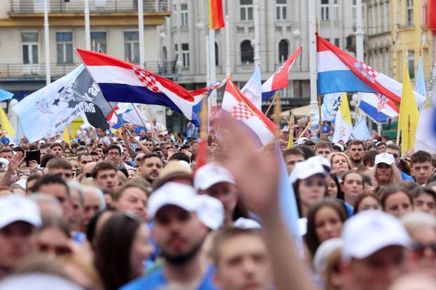 Zagreb: Dolazak hodočasnika Antunovskog hoda na Trg bana Josipa Jelačića