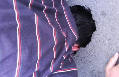 Virovitica: Čitatelj gurnuo glavu u rupu na cesti 