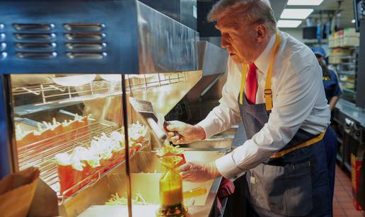 FOTO: Trump poslužuje u McDonald'su. Ruga se Harris