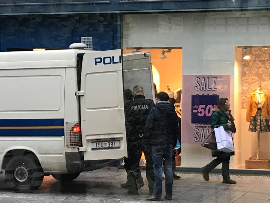 Muškarci se potukli kod kafića, policija ih okružila te privela