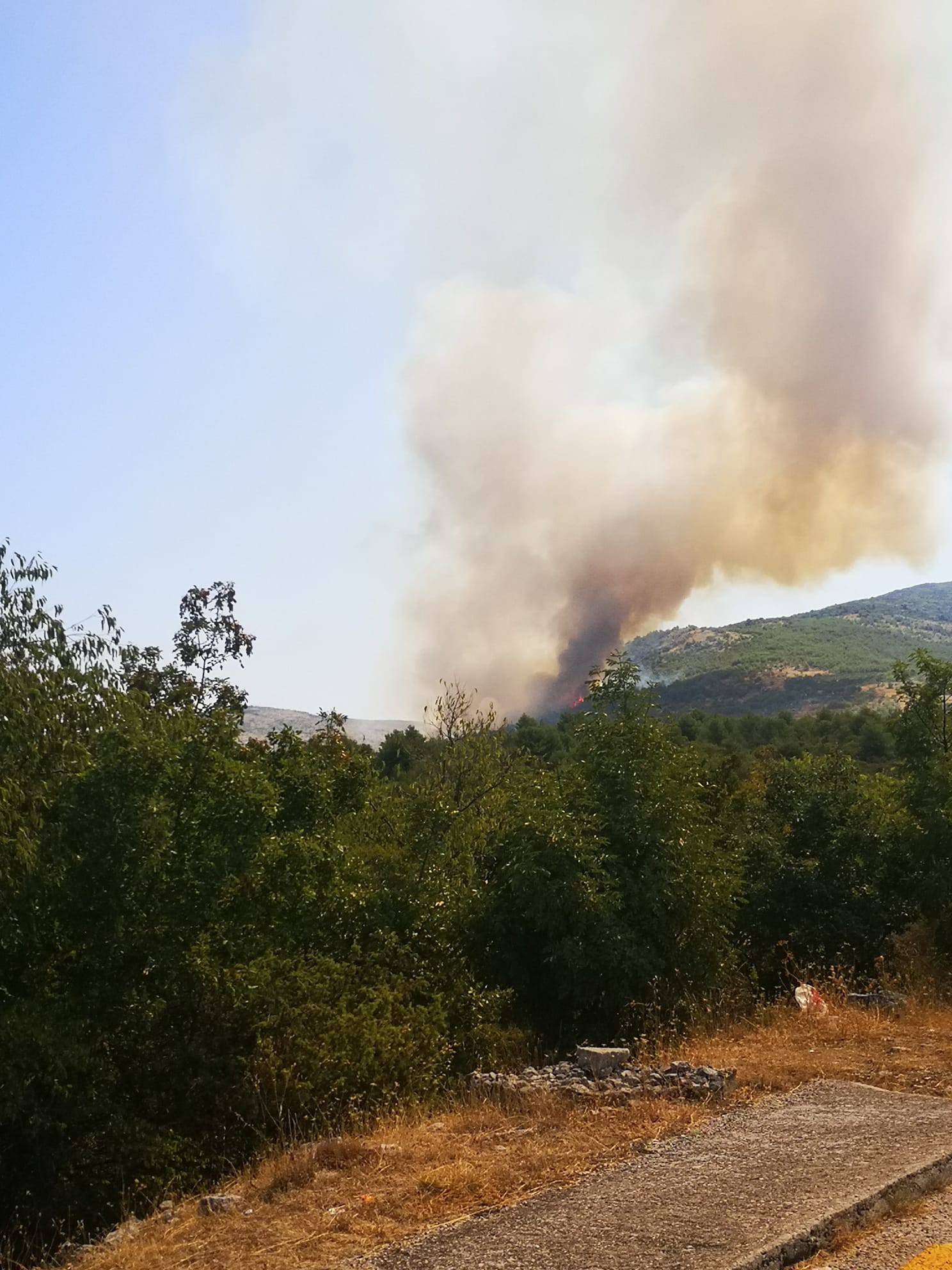 VIDEO Veliki požar kod Vrpolja, brzo se širi, a na terenu se bore 43 vatrogasca i dva kanadera...