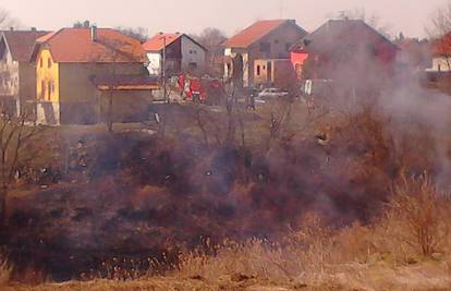 Vatrogasci obranili kuće od neopreznog paljenja korova 