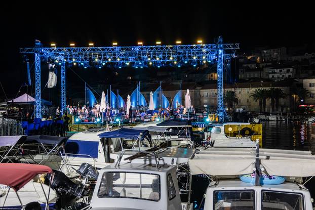 Proba na velikoj pozornici u Vela Luci