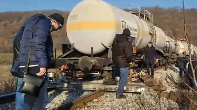 U Srbiji iskliznula šinska dizalica dok su pokušavali ukloniti cisternu iz koje curi amonijak