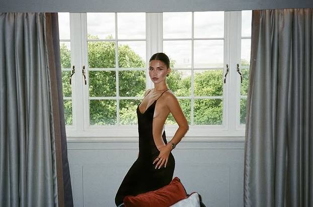 FOTO Proglasili su je kraljicom Coachelle: Seksi Leah grudnjak ne nosi, tangice joj odlično stoje