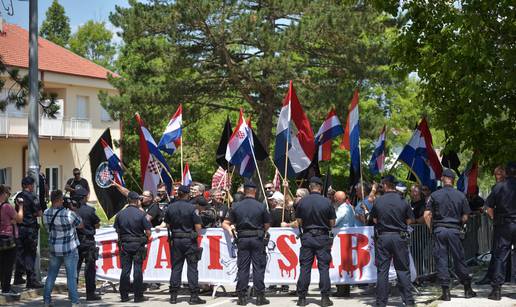 500 ljudi na skupu u Srbu, a osiguravaju ga brojni policajci