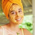 Za manje bora: Na lice, vrat i dekolte stavite masku od meda