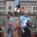 VIDEO Muškarac transparentom u Haagu daje podršku Ratku Mladiću: 'Ovo je sud nepravde'
