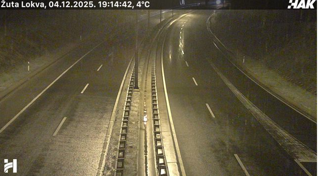 FOTO Snježni kaos kod Gospića: Autocestu zameo snijeg. HAK  se oglasio upozorenjem za vozače