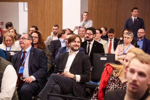 Dobro raspoložen Tomislav Ćorić na tribini Može li Hrvatska mladima osigurati priuštivo stanovanje?"