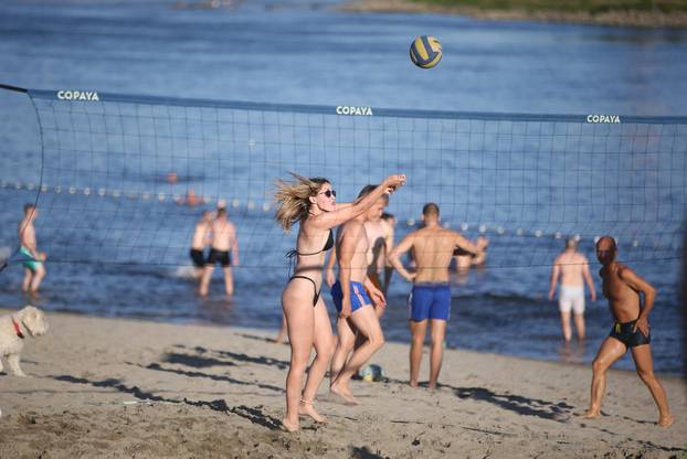 Osijek: Osječani pronašli osvježenje kupanjem na Dravi