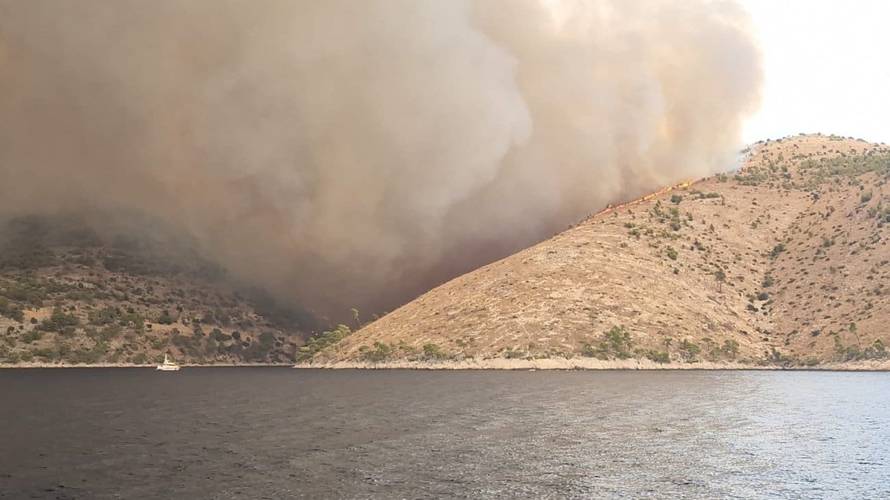 FOTO Dramatični prizori s Brača, ovako požar izgleda s mora, buktinja zahvatila 1500 hektara