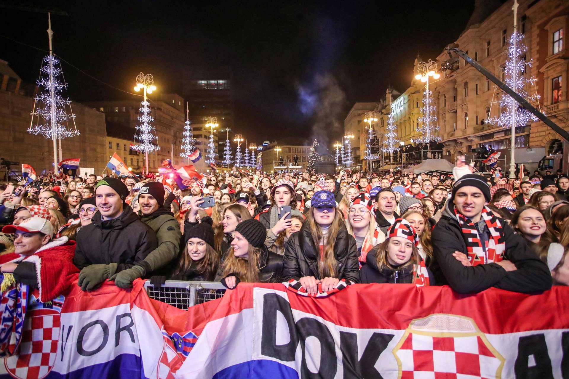 Prava ludnica vlada na Jelačićevom trgu, Vatreni krenuli prema Trgu