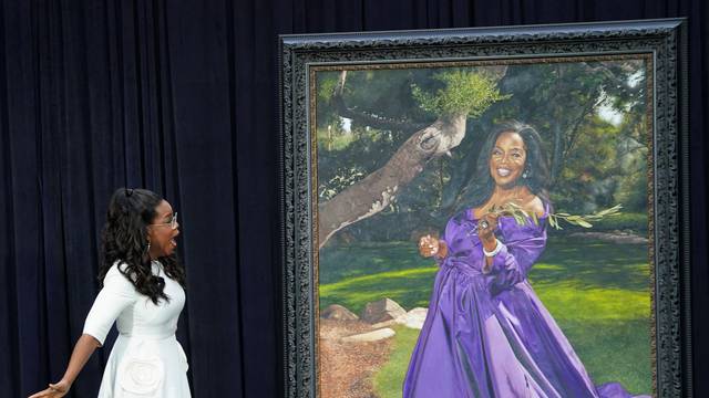 Smithsonian’s National Portrait Gallery unveils portrait of Oprah Winfrey in Washington