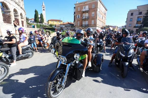 Defile motorista kroz PUlu