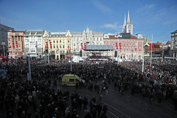 Zagreb: Bron?ani rukometaši stigli na Trg gdje su ih pjesmom do?ekali oduševljeni navija?i 