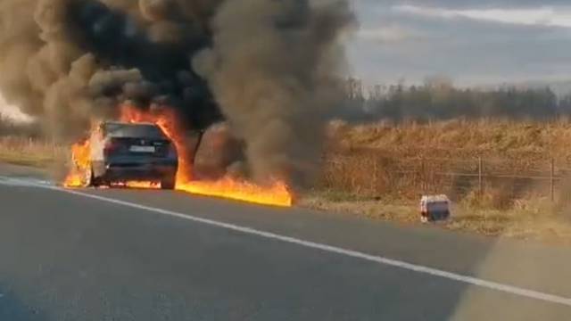 Buktinja na autocesti kod Starog Petrovog Sela. HAK: 'Molimo vozače za oprez'