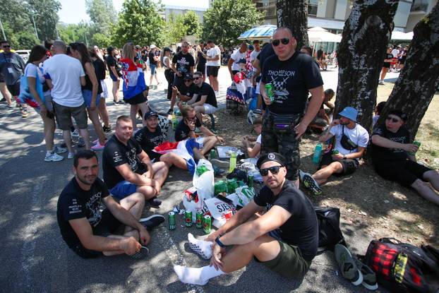 Zagreb: Tisuće fanova Thompsona prolazi Mostom mladosti koji je zatvoren za promet