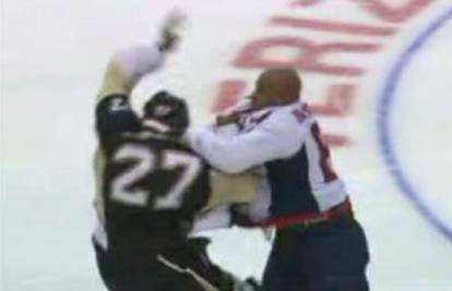 NHL: Dvojica hokejaša brutalno se tukli na ledu