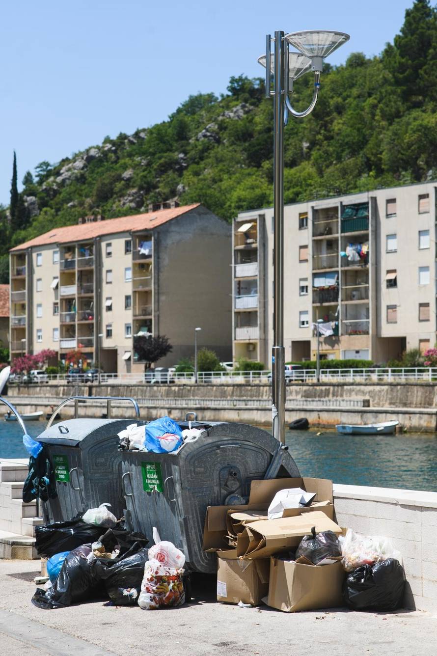 Zbog prosvjeda komunalnih radnika ne odvozi se otpad u Obrovcu