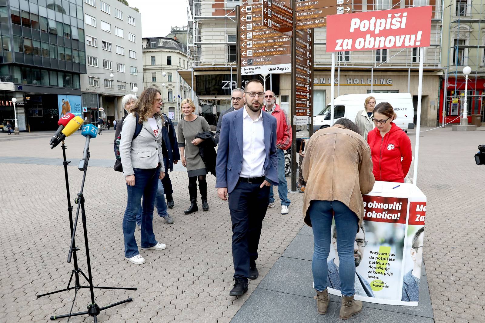 Zagreb: Na glavnom Trgu koalicija Možemo obratila se medijima i prikupljala potpise