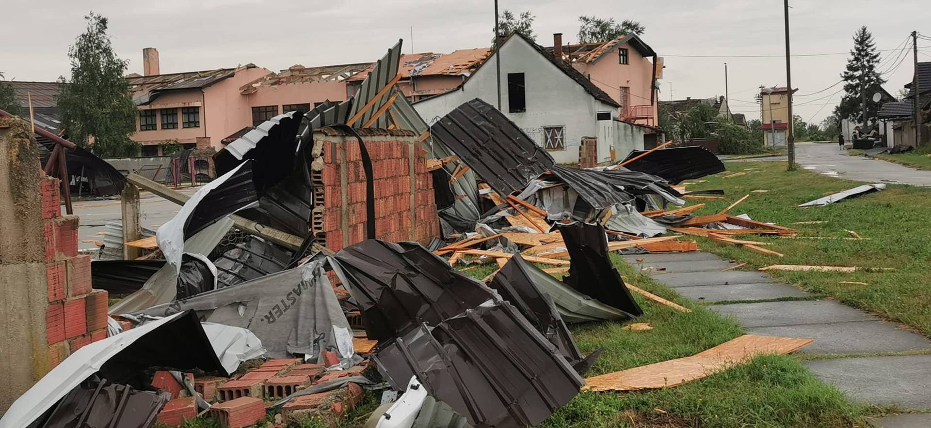 'Primili smo kući stradale nakon potresa, a nas su svi zaboravili. Tu ljudi danima jedu stari kruh'