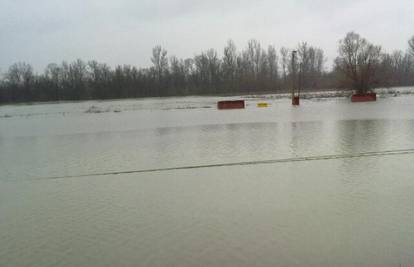 Na igralištu zbog poplave vide se samo krovovi...