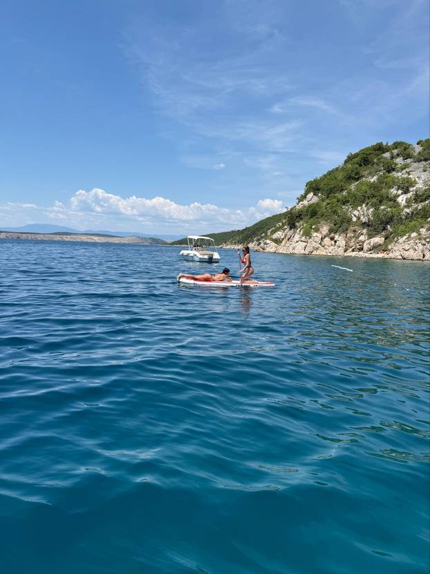 FOTO Nives i prijateljica sunčale se na SUP dasci u tangicama