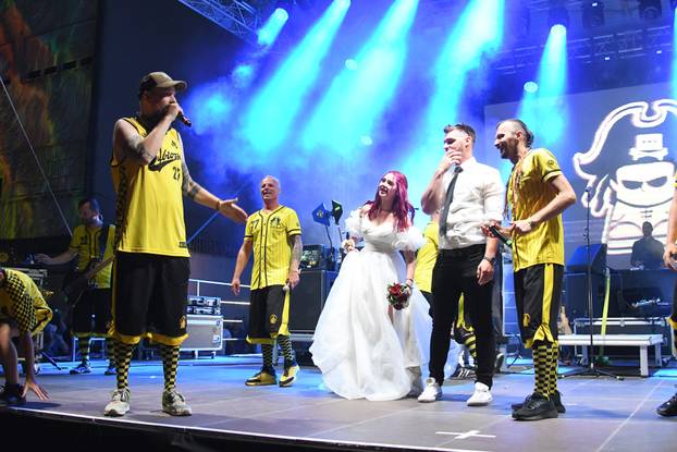 Bjelovar: Mladenci sa svadbe došli na koncert Dubioze i zaplesali s njima na pozornici