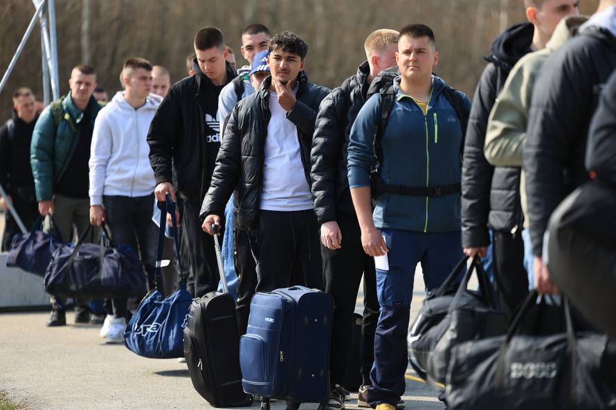 Ministar Anušić i general Kundid na prvom danu TVO-a na Slunju