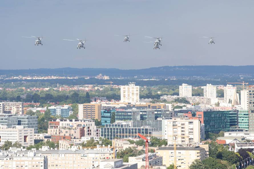 Zagreb: Prelet helikoptera i zrakoplova  tijekom svečanog obilježavanja 30. obljetnice VRO Oluja