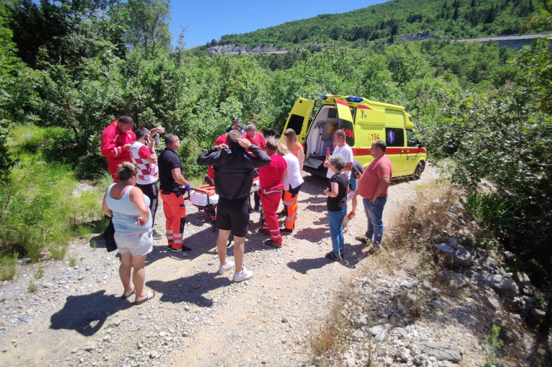 Tri dana tražili baku nestalu kod Zagvozda: Kada su je spasili u šumi, poklonila im je cvijeće...