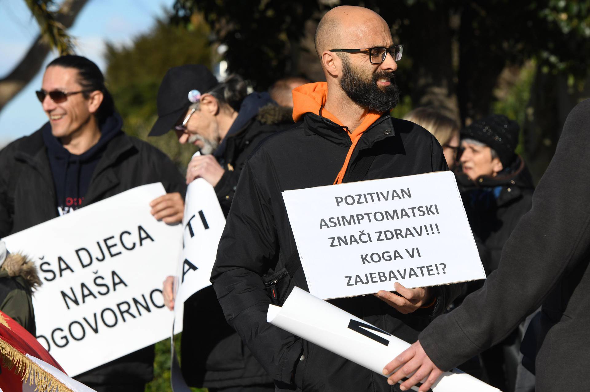 Ispred zgrade Županije u Šibeniku održan prosvjed Mrš od naše djece 