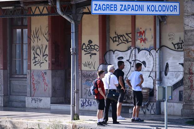 Zagreb: Požar u napuštenoj baraci kod Zapadnog kolodvora