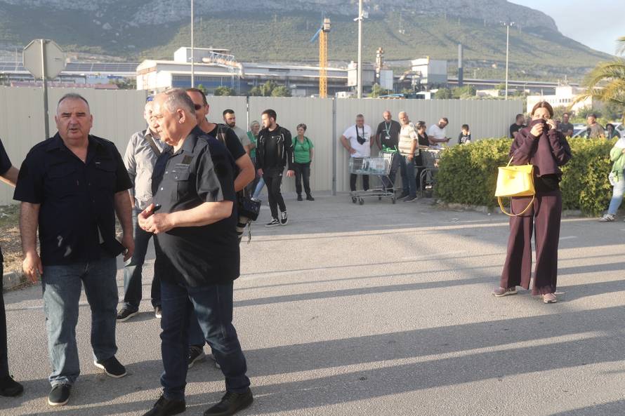 Crni dim nad Kaštelima: Buknuo veliki požar u skladištu Pevexa