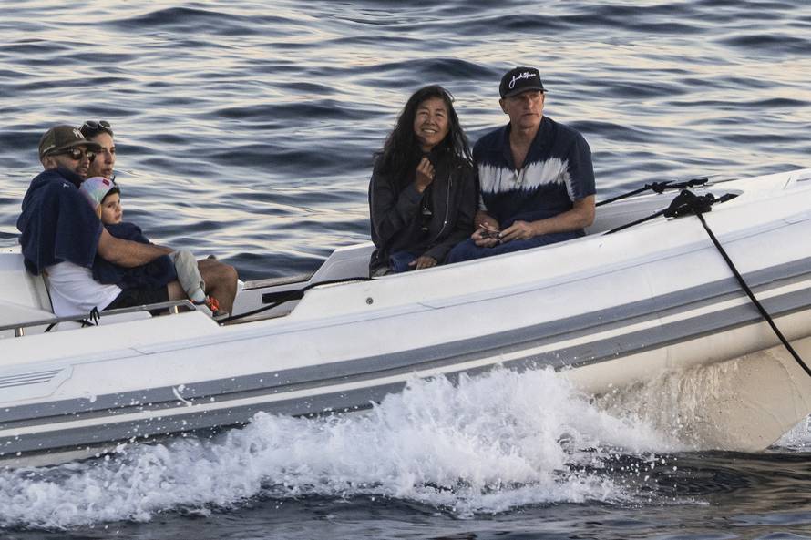 EKSKLUZIVNO: Woody Harrelson mahao je putnicima na brodu, nakon čega je fotoreporteru pokazao srednji prst