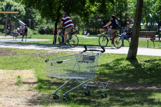 Zagreb: Sunčan dan na jezeru Bundek