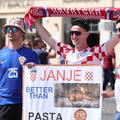 VIDEO Navijač stigao u Leipzig s hit natpisom: 'Ma janje je bolje od tjestenine!  Dobro dođe...'