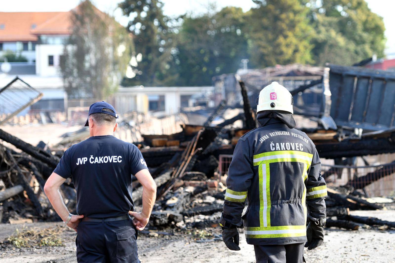 Čakovec: Vatrogasci obavljaju nadzor na izgorjelom skladištu