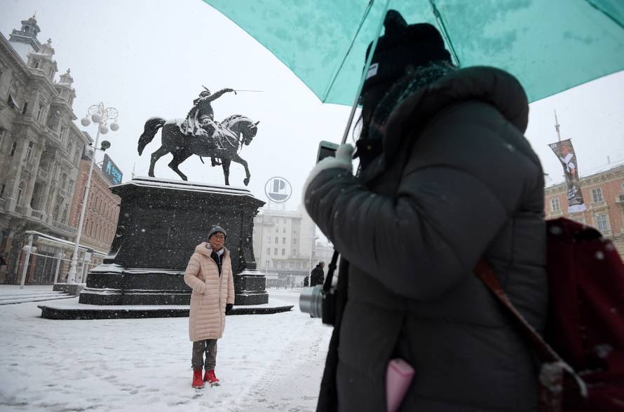 HGSS nepokretnom muškarcu kod Gračaca donio hranu i drva