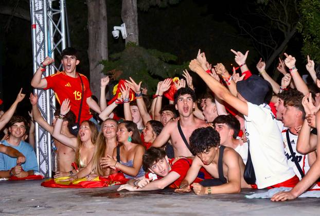 Španjolski navijači nakopn pobjede slavili na ulicama Splita 