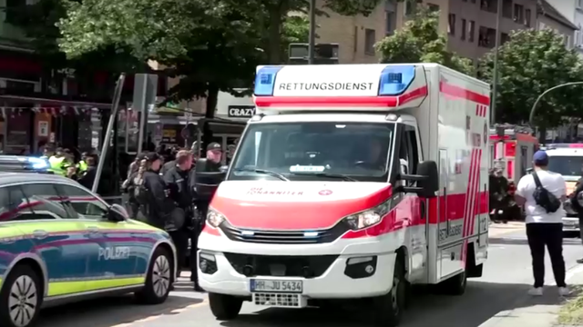 VIDEO Muškarac koji je prijetio ljudima sjekirom u Hamburgu je u bolnici: Policija ga je upucala