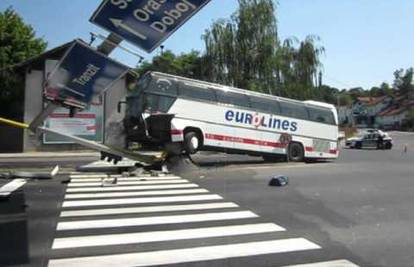 Bus srušio semafor i popeo se na njega, šestero ozlijeđenih 