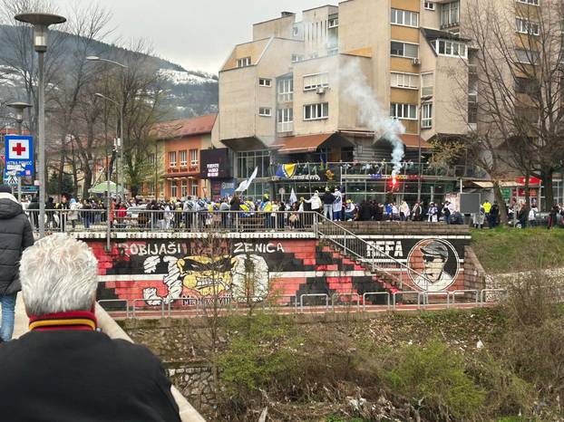 VIDEO 24SATA U ZENICI Dresove, zastave nude ispod cijene, stigla i Dubioza: 'Take me to America'