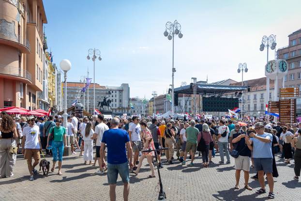Glavni trg u Zagrebu prepun prosvjednika zbog opasnog otpada u Lici