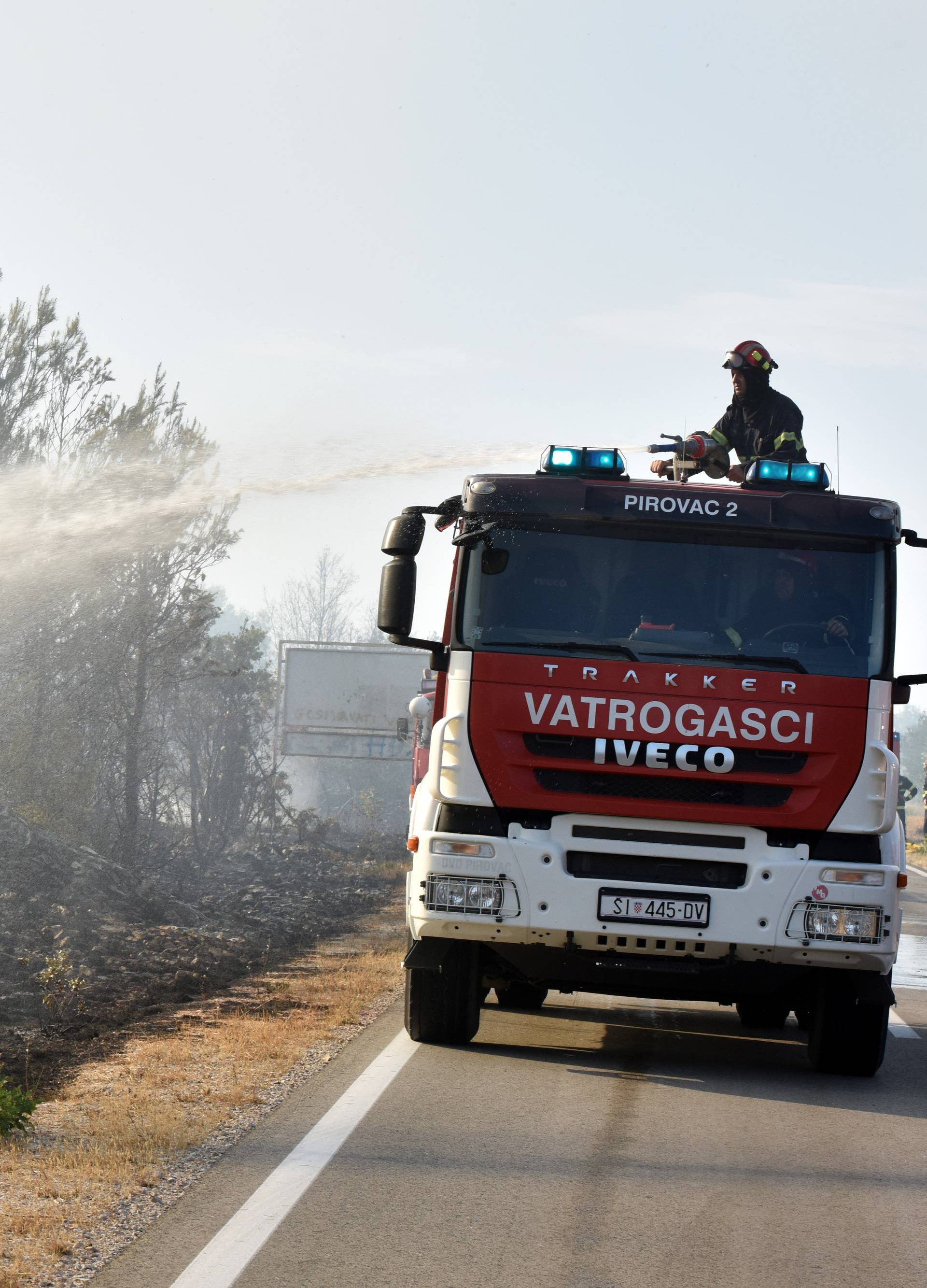 Lokaliziran požar kod Vodica, izgorjelo 4,5 hektara šume