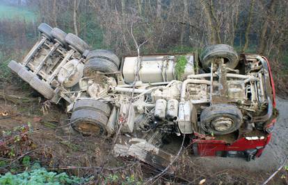 U sudaru kamiona i automobila ozlijeđena su dvojica vozača