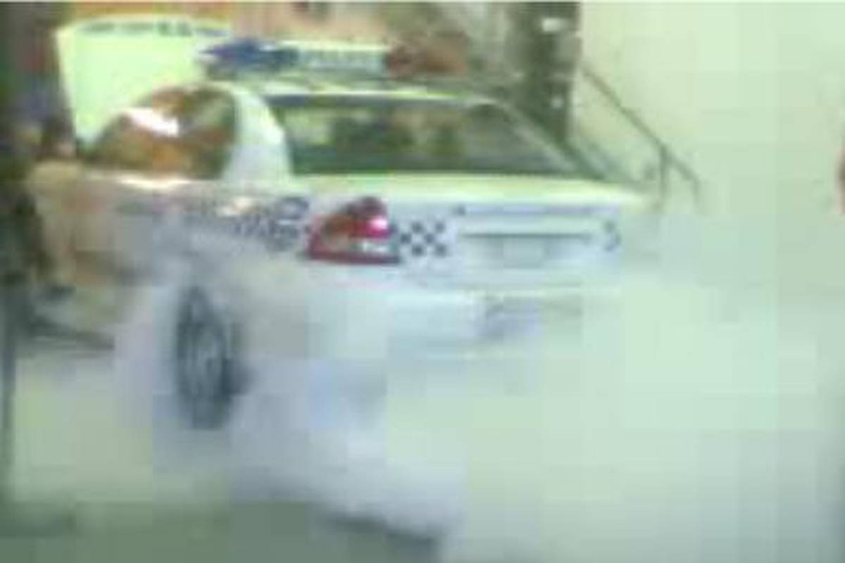 Australija: Palili gume na policijskom vozilu