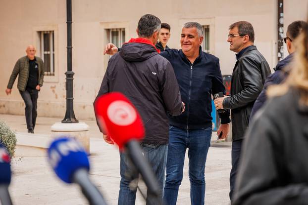 Split: Predsjednički kandidat Miro Bulj ispred Splitskog HNK održao je  konferenciju za medije